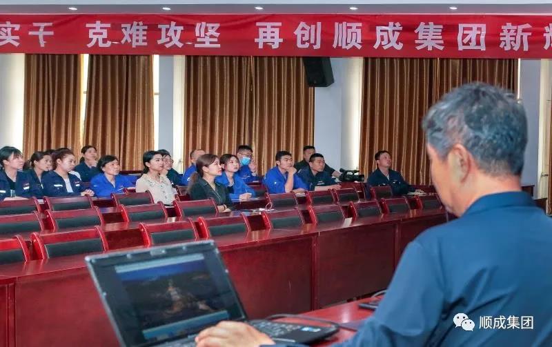 河南老子有钱lzyq88官网集团举行通讯员摄影手艺培训班